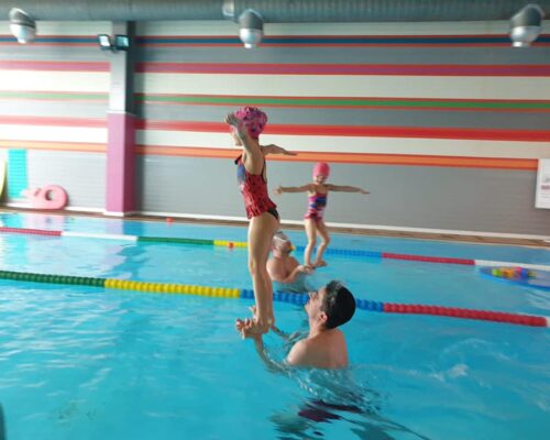 Cât de des ar trebui să meargă un copil la cursurile de înot? | Splash Academy